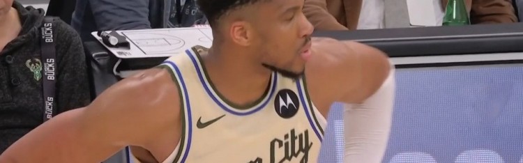 开云体育-看不到一点希望！字母哥拿球怒砸篮架泄愤吃到技犯