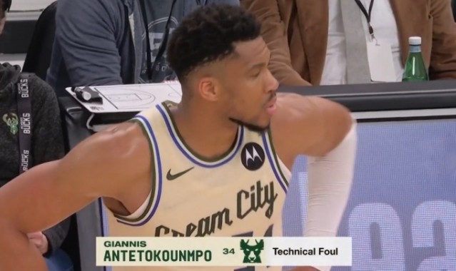 开云体育-看不到一点希望！字母哥拿球怒砸篮架泄愤吃到技犯