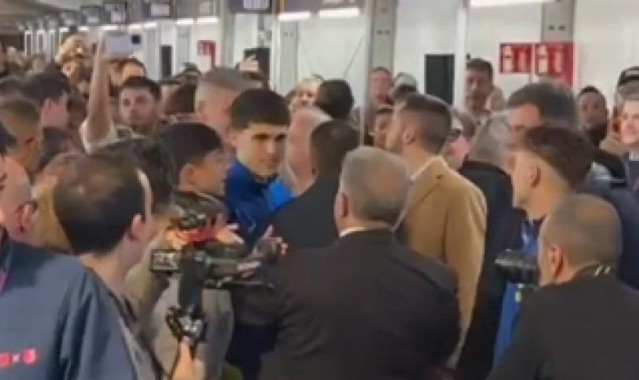 开云体育-巴萨球员抵达投票现场，并与拉波尔塔一起庆祝比赛胜利